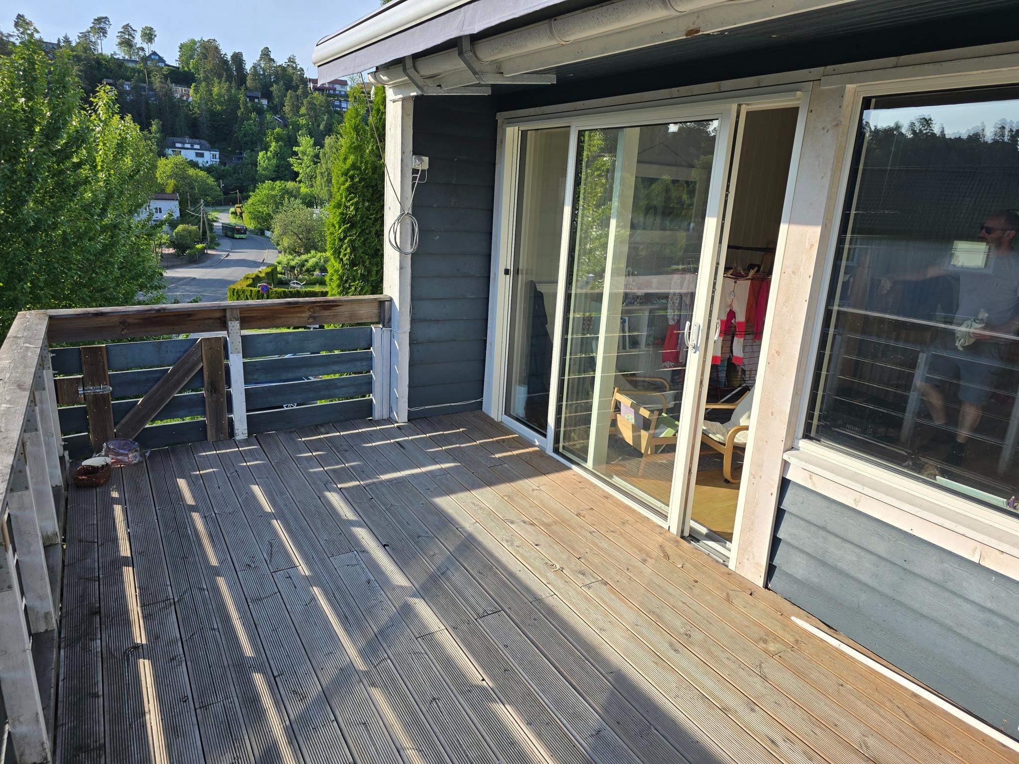 Stor terassen med de nye skyvedørene og stuevinduet som ble satt inn 2024.